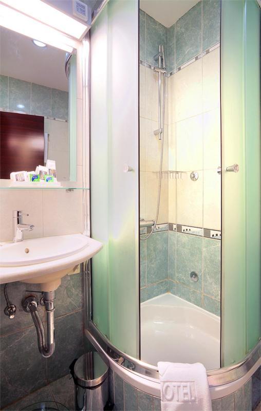 Hotel Turist Kraljevo Exteriör bild